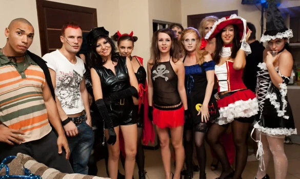 Веселая секс вечеринка русских студентов на Хэллоуин с бухлом и развратными девчонками