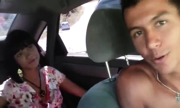 Посадили курортную девку в машину не далеко от моря