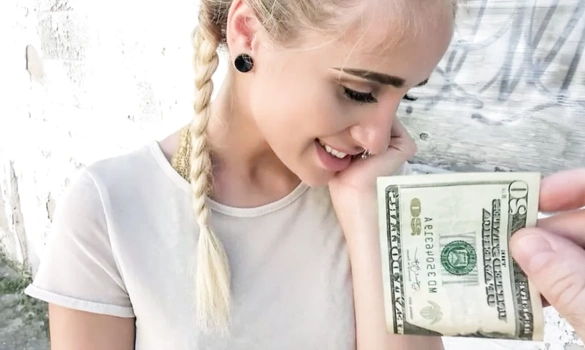 Очень красивая блондинка повелась на деньги пикапера