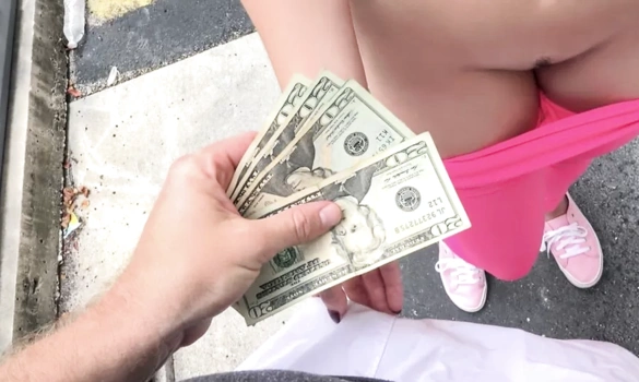 Девушка быстро сняла трусы и дала за деньги просто на улице