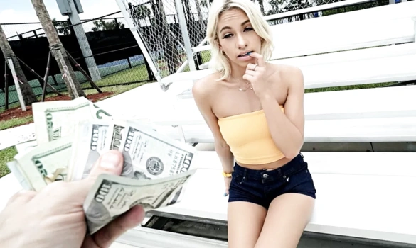 Развел молодую на секс и трахнул в трусиках возле стадиона