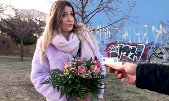 Крошка решилась изменить за деньги и занялась секс с пикапером