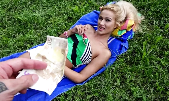 Симпатичная блондинка взяла деньги за порно на природе да еще и разрешила кончить себе в ротик