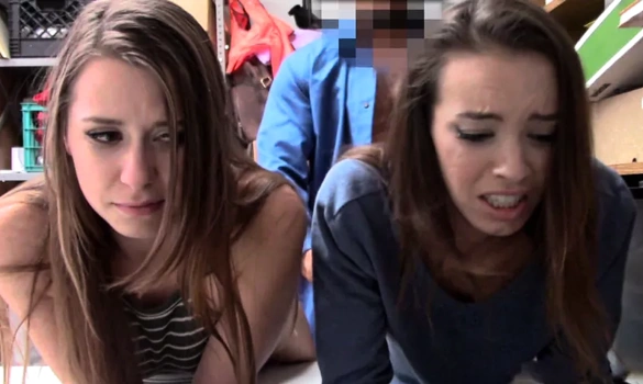 Охранник заставил трахаться девчонок после того как поймал их на мелкой краже в супермаркете