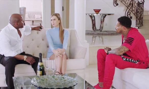 Два здоровых негра пустили по кругу молоденькую девушку