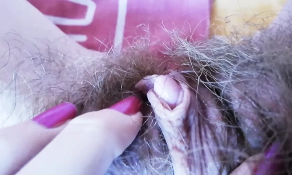 Малышка показывает волосатую пизду и набухший клитор крупным планом