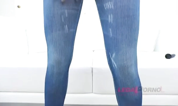 Упругая попка в джинсах так и просится выебать себя в анал