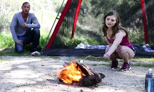 Красивое порно на природе - жареный зефир на костре и секс в палатке запомнится им на долго