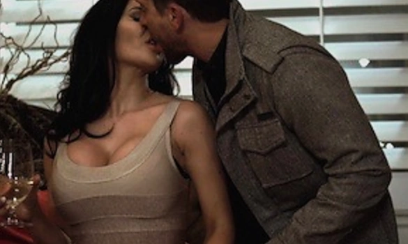 Красивый романтический вечер с вином и бурным сексом