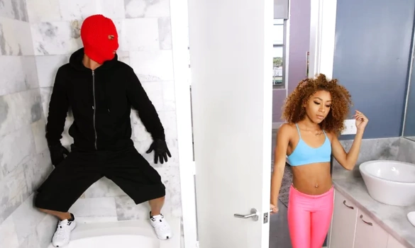 Вор случайно наткнулся на сексуальную мулатку в чужом доме и пришлось трахнуть её