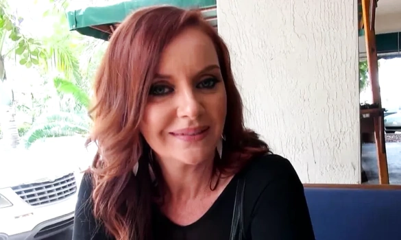 Взрослая семейная женщина решила согласится на измену с молодым парнем с которым познакомилась в кафешке