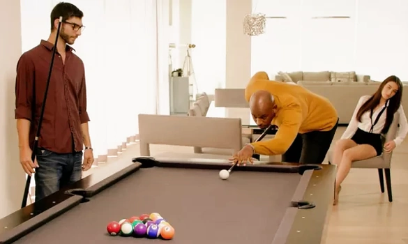 Безголовый парень проиграл свою красивую девушку в партию бильярда и она отдалась здоровому негру