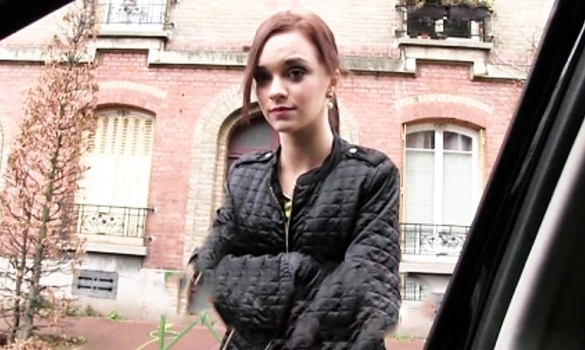 Водитель увидел телочку которая явно заблудилась и решил помочь ей, а за одно и трахнуть в машине