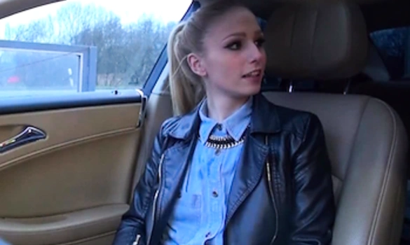 Продажная шлюшка легко повелась на беленький мерс и трахнулась с водителем за просто так