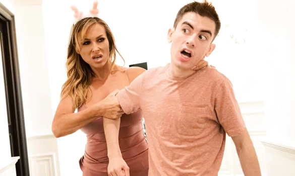 Шлепнул по попе сексуальную мамку и был наказан сексом за такое поведение