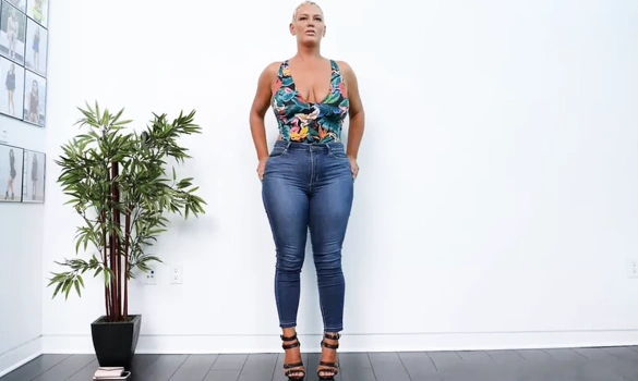 Съемки в порно - зрелая с большой жопой мамка снимается в порно кастинге