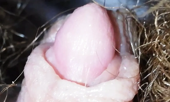 Девушка показывает где клитор на камеру - огромный клитор