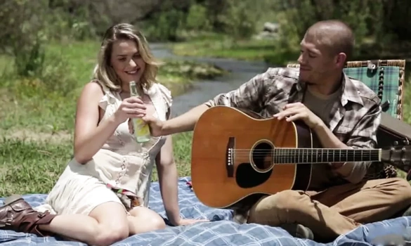 Лысый очень захотел секса на природе и ради этого прикинулся романтиком чтобы выебать красотку