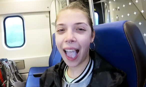 Секс в поезде русской парочки из Москвы и сперма в ротик после минета