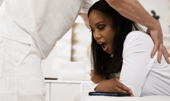 Увидела член массажиста и захотела отсосать