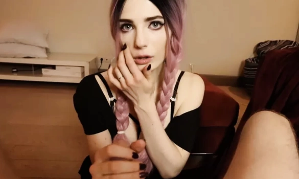 Частная домашка от первого лица с молодой девушкой с косичками