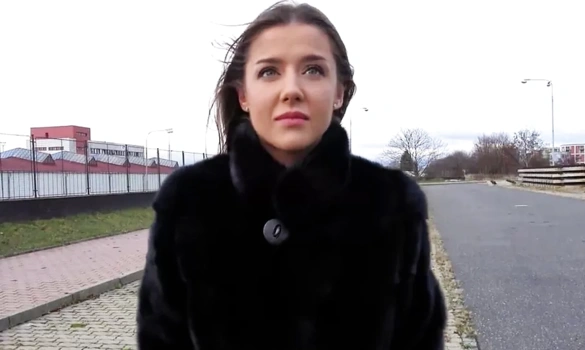 Милая девушка продалась за деньги и снялась в чешском порно с незнакомцем