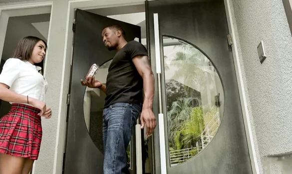 Предприимчивая девушка в сексуальной униформе уговаривает негра купить шоколад