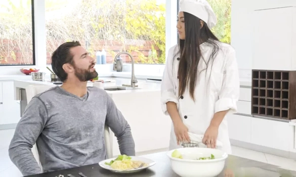 Предложил длинноногой поварихе потрахаться, пока жена сладко спала и даже не думала о б этом