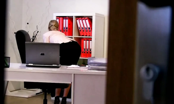 Электрик подсматривает за девушкой в офисе и попадает в неловкую ситуацию после чего занимает с ней сексом на работе