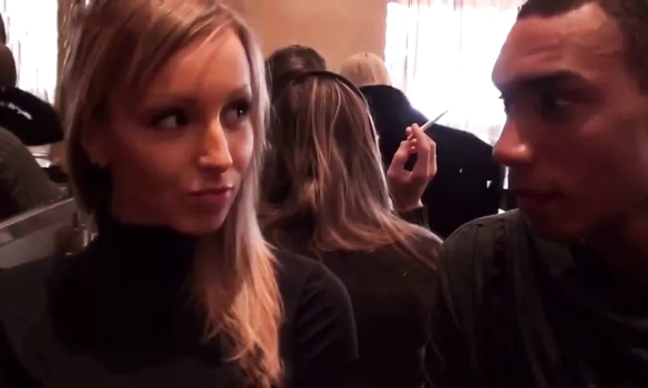 Симпотная девушка достаточно быстро повелась на пикаперов и согласилась чпокнуться в туалете