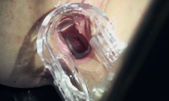 Мужик нагло кончил в киску и не смог сдержаться чтобы не заглянуть внутрь после этого