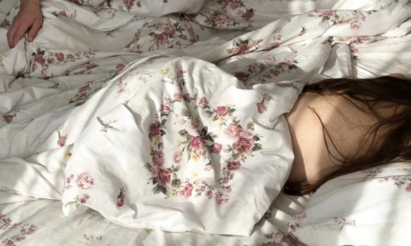 Красивая сводная сестра возбудилась на секс во время массажа