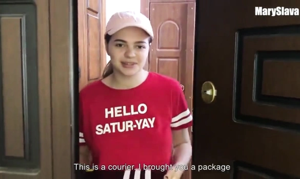 Доставила пиццу клиенту и заодно занялась с ним сексом