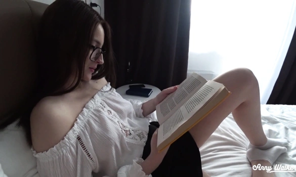 Сводная сестра не дочитала книгу, потому что соблазнила парня на секс