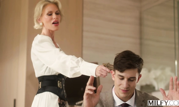 Зрелая блондинка соблазнила молодого парня на секс