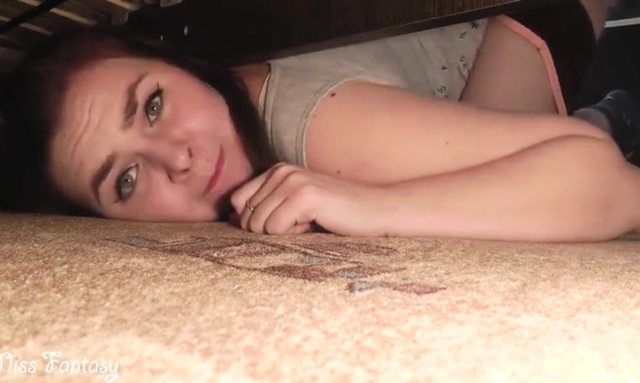 Девушка застряла под кроватью попой к верху