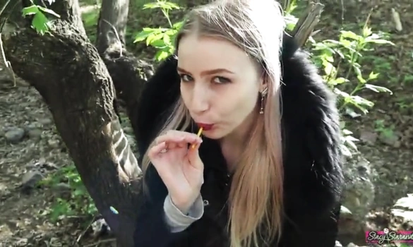 Русская девушка делает минет своему другу