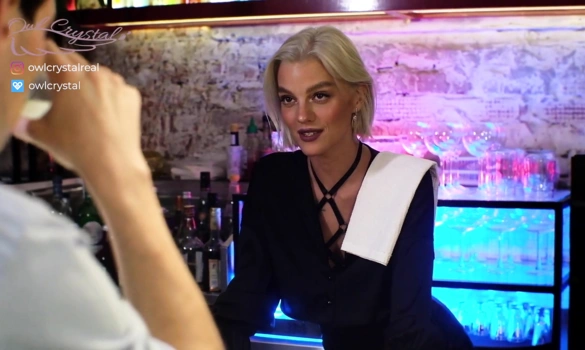 Красивая барменша дала в туалете