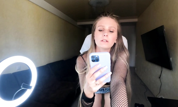 Не может отвлечься от телефона, даже во время секса!