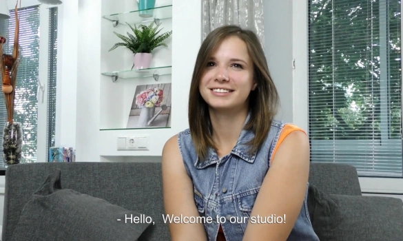 Очень милая русская девушка пробует себя на порно кастинге