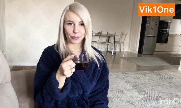 Парню очень повезло с молодой соседкой...