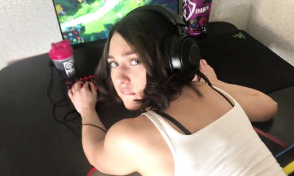 Трахаю девушку раком, пока она за компом