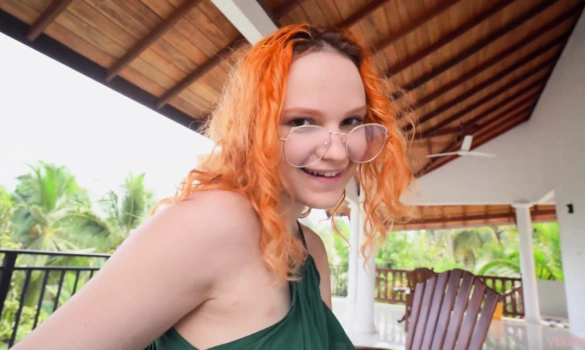 Как девушка с пышной попой проиграла в карты