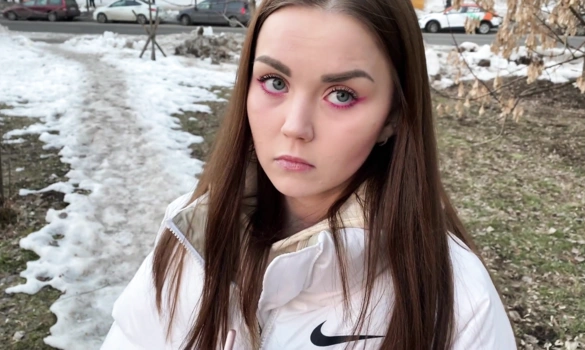 Русская девушка грустная, потому что с парнем раошлась