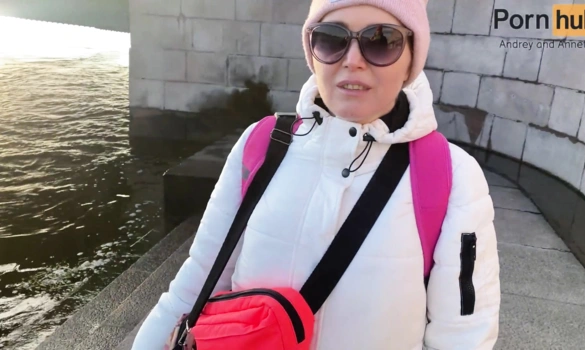 Русская женщина и ее муж гуляют по Питеру