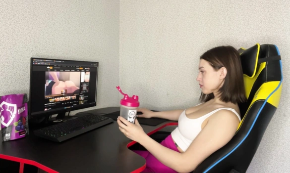 Милашка смотрит порно, а потом светит грудью и попой