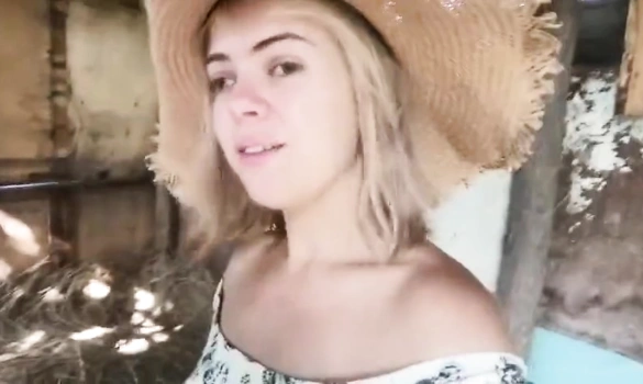 Сельская девушка с волосатой киской хочет секса на сене