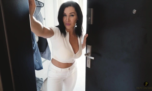 Зрелая мамка любит секс во все дырки