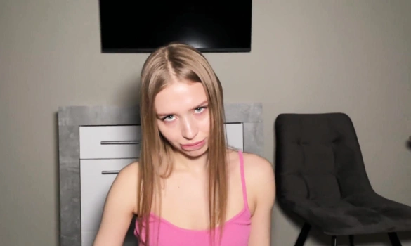 Русская девушка заехала к парню чисто на минет