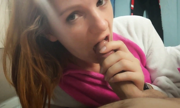 Русская девушка помогла парню получить оргазм перед сном